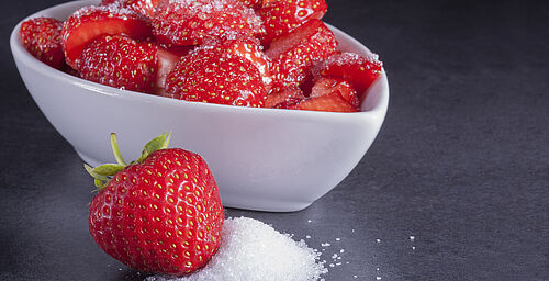 Schale mit Erdbeeren und Zucker